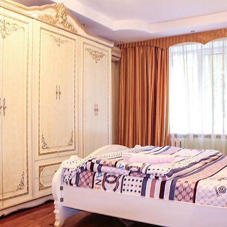 Tolebaeva 65 Apartamento Almaty Exterior foto